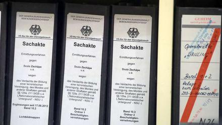 Sachakten der Generalbundesanwaltschaft zum Fall Zschäpe stehen am vor Prozessbeginn im Gerichtssaal in München. 