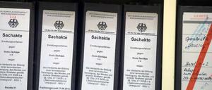 Sachakten der Generalbundesanwaltschaft zum Fall Zschäpe stehen am vor Prozessbeginn im Gerichtssaal in München. 