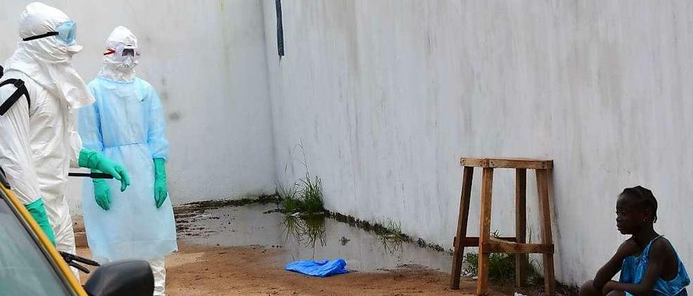 Ein Mädchen sitzt weinend vor einem Ebola-Behandlungszentrum in der liberianischen Hauptstadt Monrovia. Ihre Mutter und ihr Vater sind an der Seuche gestorben.