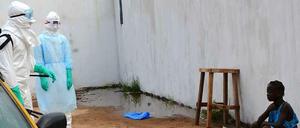 Ein Mädchen sitzt weinend vor einem Ebola-Behandlungszentrum in der liberianischen Hauptstadt Monrovia. Ihre Mutter und ihr Vater sind an der Seuche gestorben. 