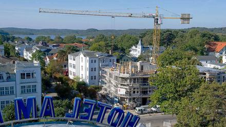 Ansehnliche Fassaden beherrschen das Bild im Ostseebad Binz in Mecklenburg-Vorpommern. Doch wirtschaftlich geht es im Osten Deutschlands nicht überall so gut voran wie in der Ostseeregion, wo der Tourismus boomt. 