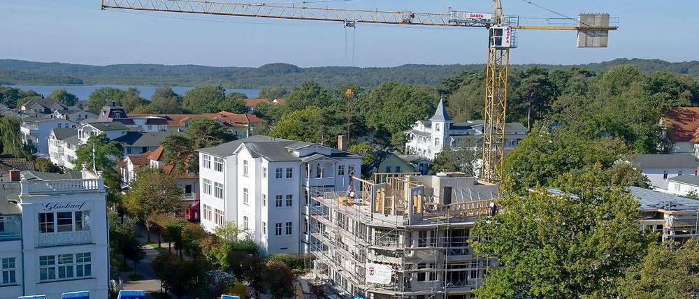 Ansehnliche Fassaden beherrschen das Bild im Ostseebad Binz in Mecklenburg-Vorpommern. Doch wirtschaftlich geht es im Osten Deutschlands nicht überall so gut voran wie in der Ostseeregion, wo der Tourismus boomt. 