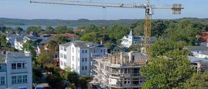 Ansehnliche Fassaden beherrschen das Bild im Ostseebad Binz in Mecklenburg-Vorpommern. Doch wirtschaftlich geht es im Osten Deutschlands nicht überall so gut voran wie in der Ostseeregion, wo der Tourismus boomt. 
