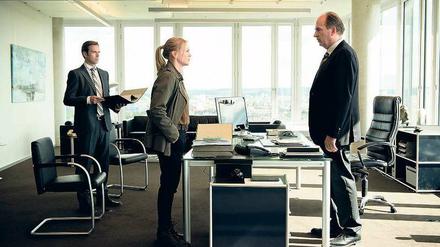 Alles verdächtig. Helen Dorn (Anna Loos) und ihr Kollege Gregor Georgi (Matthias Matschke, links) befragen Unternehmer Thomsen (Herbert Knaup). Foto: ZDF