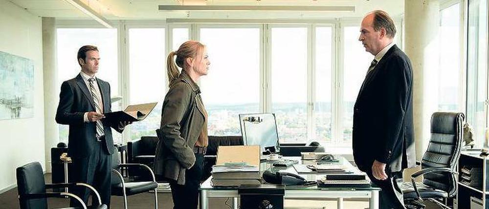 Alles verdächtig. Helen Dorn (Anna Loos) und ihr Kollege Gregor Georgi (Matthias Matschke, links) befragen Unternehmer Thomsen (Herbert Knaup). Foto: ZDF