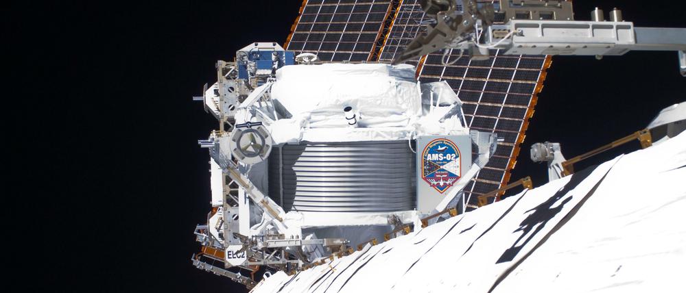 Der "Alpha Magnetic Spectrometer", mit dem Forscher Teilchen messen können, wurde im Mai 2011 vom Space Shuttle "Endeavour" auf ihrem letzten Flug zur Internationalen Raumstation gebracht.