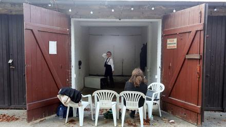 Performance in einer Garage.
