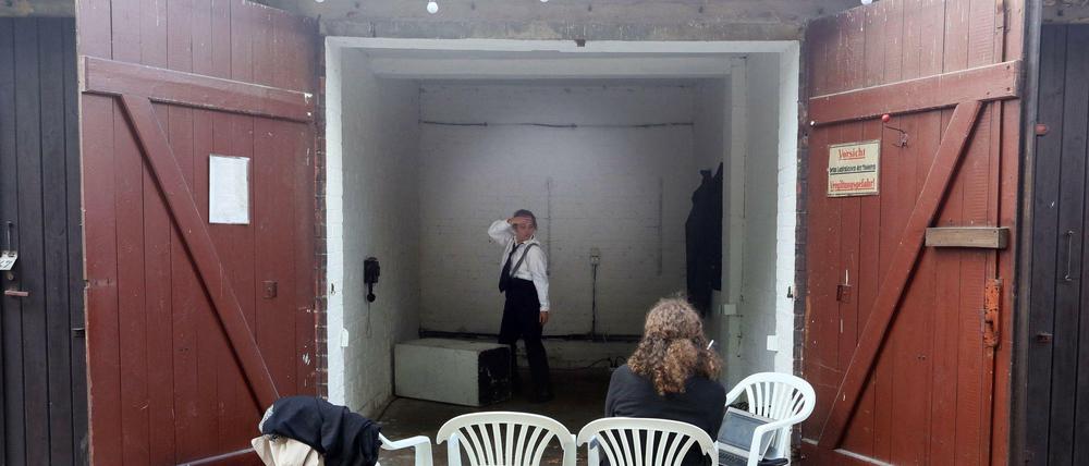 Performance in einer Garage.