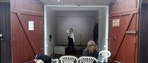 Performance in einer Garage.
