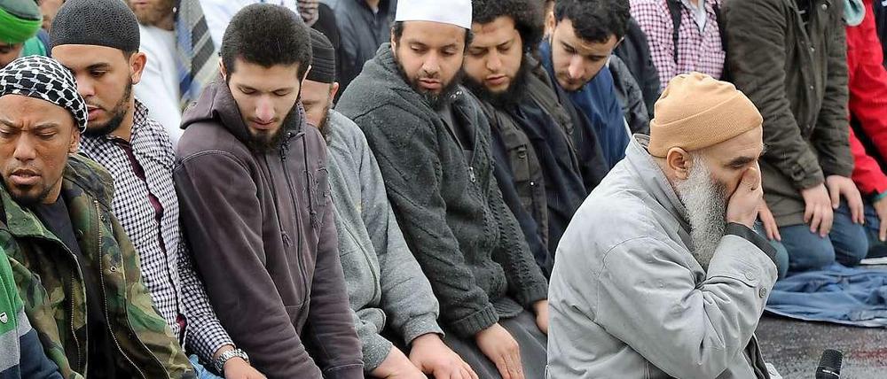 Mit Pali-Tuch um den Kopf: der Kreuzberger Denis Cuspert beim Gebet. Der nun festgenommene Weddinger soll aus seinem Umfeld stammen.