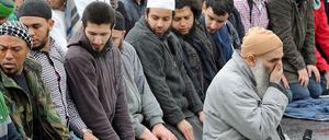 Mit Pali-Tuch um den Kopf: der Kreuzberger Denis Cuspert beim Gebet. Der nun festgenommene Weddinger soll aus seinem Umfeld stammen.