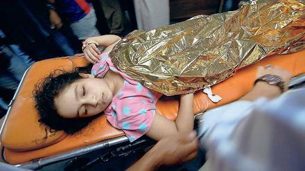 Opfer der Machtkämpfe. Dieses Mädchen wurde im Norden von Gaza-Stadt getroffen. Jungen Kriegsopfern helfen palästinensische und deutsche Ärzte und Apotheker. Derzeit ist Waffenstillstand, bei den Kämpfen starben 2100 Palästinenser und mehr als 70 Israelis.