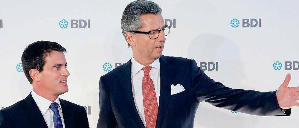 Da geht’s lang. BDI-Chef Ulrich Grillo versucht es mit einem Fingerzeig für Frankreichs Premierminister Manuel Valls. 