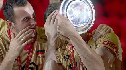 Haare schön? Ist doch egal... sieht ja eh niemand. Gyorgy Grozer (li.) and Lukas Kampa feiern die Bronze-Medaille.