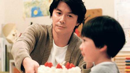 Verwandtschaft ausgeschlossen. Keita (Keita Ninomiya) und sein Doch-nicht-Vater Ryota (Masaharu Fukuyama).