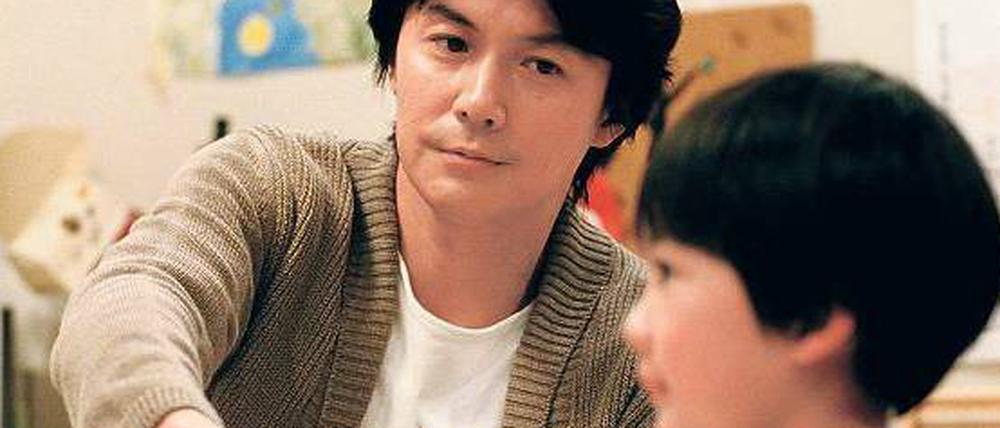 Verwandtschaft ausgeschlossen. Keita (Keita Ninomiya) und sein Doch-nicht-Vater Ryota (Masaharu Fukuyama). 