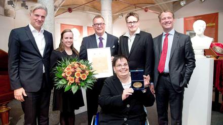 Stephan Schwarz (l.) und Eric Schweitzer (r.) ehren die Firma Megaphon