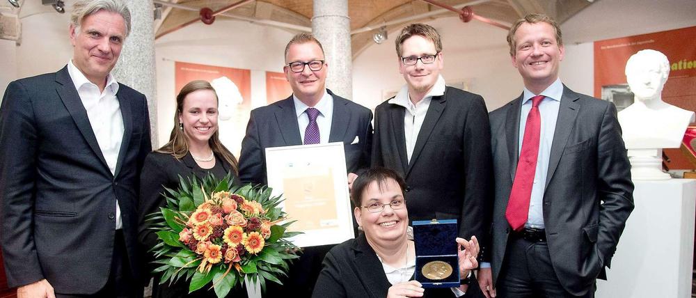 Stephan Schwarz (l.) und Eric Schweitzer (r.) ehren die Firma Megaphon