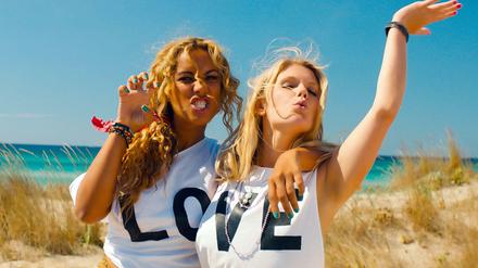 Leona Lewis (l) als Elena und Hannah Arterton als Taylor im Film "Walking On Sunshine".
