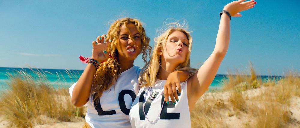 Leona Lewis (l) als Elena und Hannah Arterton als Taylor im Film "Walking On Sunshine".