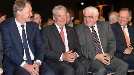 Bundespräsident Gauck mit dem Vorsitzenden des deutschen Historkikerverbandes, Martin Schulze Wessel (l.) und dem Vorsitzenden des Verbandes der Geschichtslehrer Deutschlands, Ulrich Bongermann, sowie Niedersachsens Ministerpräsident Stephan Weil (r.) bei der Eröffnung des 50. Deutschen Historikertages in der Lokhalle in Göttingen.