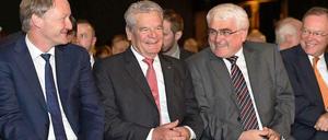 Bundespräsident Gauck mit dem Vorsitzenden des deutschen Historkikerverbandes, Martin Schulze Wessel (l.) und dem Vorsitzenden des Verbandes der Geschichtslehrer Deutschlands, Ulrich Bongermann, sowie Niedersachsens Ministerpräsident Stephan Weil (r.) bei der Eröffnung des 50. Deutschen Historikertages in der Lokhalle in Göttingen.