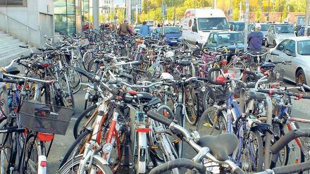 Fahrradfreundliche Stadt Berlin? Wenn man die Zustände an Orten wie dem Hauptbahnhof betrachtet, hat man nicht immer diesen Eindruck. Es gibt viel zu wenige Möglichkeiten, sein Rad abzustellen. 