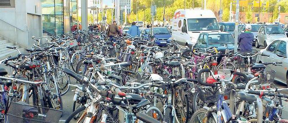 Fahrradfreundliche Stadt Berlin? Wenn man die Zustände an Orten wie dem Hauptbahnhof betrachtet, hat man nicht immer diesen Eindruck. Es gibt viel zu wenige Möglichkeiten, sein Rad abzustellen.