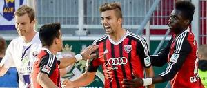 Ingolstadts Lukas Hinterseer (2.v.r) jubelt mit seinen Teamkollegen Alfredo Morales (2.v.l.) und Danny da Costa (r.) nach seinem 1:1 Ausgleichstreffer gegen Aue.