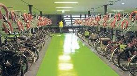 Im grünen Bereich. So sieht es im schon fertigen Teil des Fahrradparkhauses von Utrecht aus.