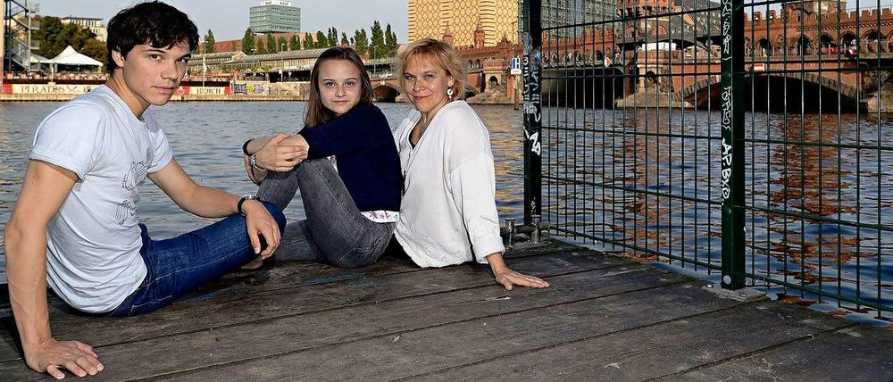 Schauspieler Sebastian Urzendowsky, seine Mutter, die Sängerin Jeannette, und seine kleine Schwester Lena.