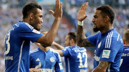 Eric Maxim Choupo-Moting (l.) klatscht nach seinem Treffer zum 2:0 mit Kevin-Prince Boateng ab.