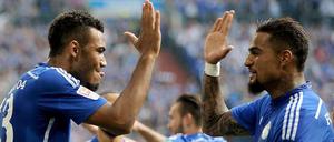Eric Maxim Choupo-Moting (l.) klatscht nach seinem Treffer zum 2:0 mit Kevin-Prince Boateng ab.