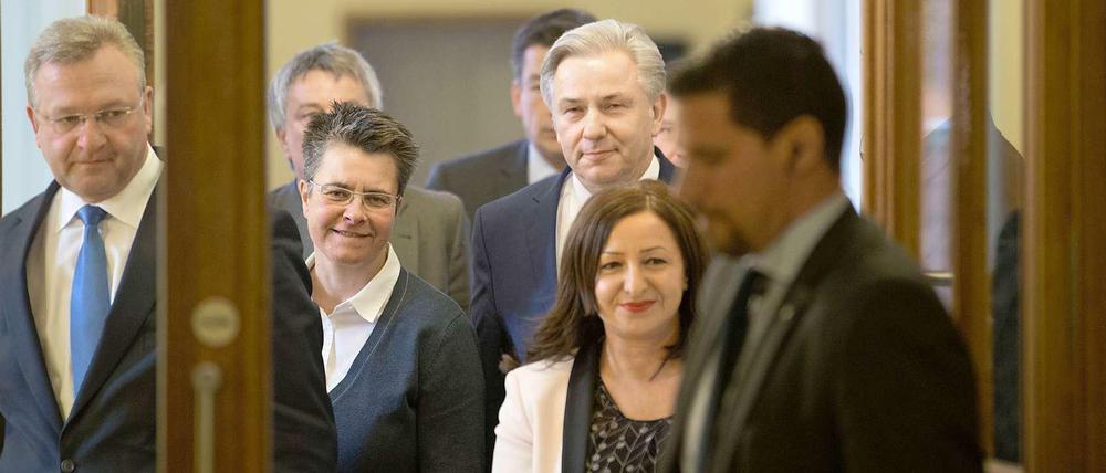 Henkel, Herrmann, Wowereit und Kolat schreiten am 18. März zur Pressekonferenz und stellen das "Einigungspapier Oranienplatz" vor.