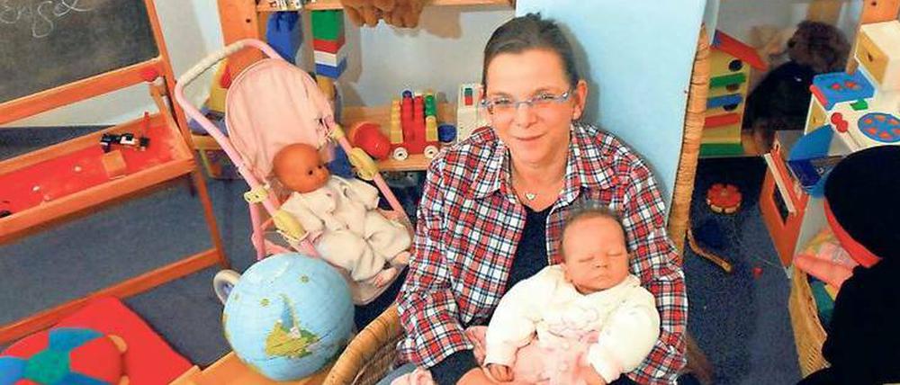 Viel Hilfe wird gebraucht. Schon zum 22. Mal findet die Weihnachtsspendenaktion des Tagesspiegel statt. Dieses Bild entstand im Jahr 2007. Damals sammelte der Verlag unter anderem für das Caritas-Projekt „Kiko“ für vernachlässigte Kinder. Eine Mitarbeiterin ließ sich damals fotografieren.