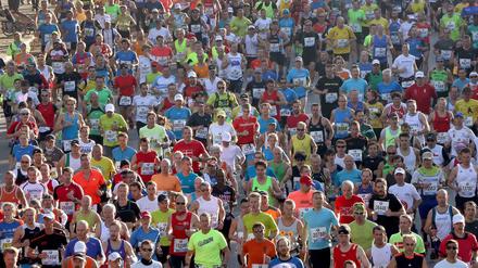 Gemeinsam gegen einen Widersacher. Ob nun Hobbyläufer oder Weltrekordanwärter - beim Berlin-Marathon haben die Teilnehmer gegen den inneren Schweinehund gekämpft.