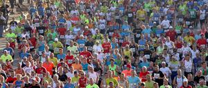 Gemeinsam gegen einen Widersacher. Ob nun Hobbyläufer oder Weltrekordanwärter - beim Berlin-Marathon haben die Teilnehmer gegen den inneren Schweinehund gekämpft.
