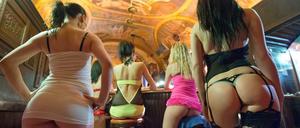 Demnächst Pflicht zum Arztbesuch? Sexarbeiterinnen in einem Bordell in Frankfurt am Main