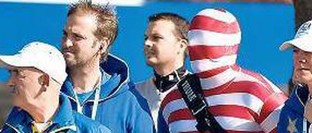 Ganz normaler Wahnsinn. Ein kostümierter Fan am Rande des Ryder Cups. Foto: dpa