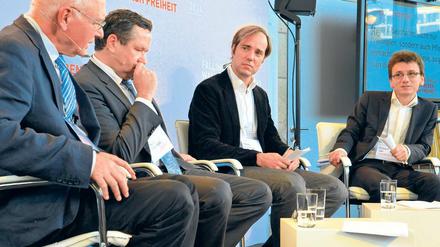 Umsturz-Analytiker. Bürgerrechtler Jens Reich und Janusz Grabowski, Historiker Hanno Hochmuth und Tagesspiegel-Journalist Robert Ide (v.l.) diskutieren über 1989.