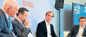 Umsturz-Analytiker. Bürgerrechtler Jens Reich und Janusz Grabowski, Historiker Hanno Hochmuth und Tagesspiegel-Journalist Robert Ide (v.l.) diskutieren über 1989.