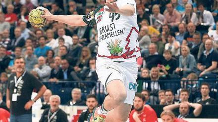 Auf dem Sprung zum Superstar. Paul Drux lässt im Moment mal wieder eine Entwicklungsstufe aus. Im Verein zählt der 19-Jährige von den Füchsen Berlin längst zum Stammpersonal, am vergangenen Wochenende hat er sein Debüt in der Nationalmannschaft gegeben. Foto: dpa