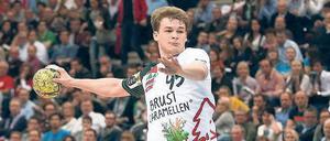 Auf dem Sprung zum Superstar. Paul Drux lässt im Moment mal wieder eine Entwicklungsstufe aus. Im Verein zählt der 19-Jährige von den Füchsen Berlin längst zum Stammpersonal, am vergangenen Wochenende hat er sein Debüt in der Nationalmannschaft gegeben. Foto: dpa