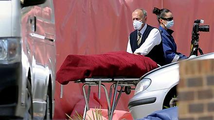 Die Leiche des Opfers wird von der Polizeistation in Melbourne abtransportiert.