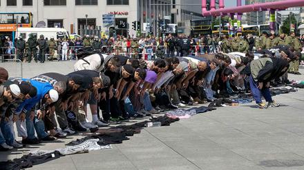 Die Aufnahme zeigt eine Kundgebung radikaler Salafisten auf dem Potsdamer Platz im Jahr 2012.