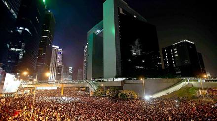 Zehntausende versammelten sich auch am Montag vor dem Regierungsgebäude in Hongkong und blockierten die Straße in den Finanzdistrikt.