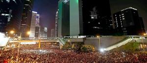 Zehntausende versammelten sich auch am Montag vor dem Regierungsgebäude in Hongkong und blockierten die Straße in den Finanzdistrikt.