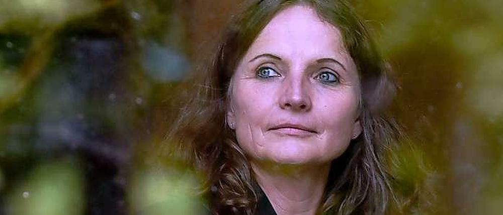 Die Kieler Ex-Ministerin Waltraud Wende ist hinter einer Glasscheibe zu sehen.