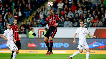 Spaätes Glück. Haris Seferovic trifft für Frankfurt zum Ausgleich.