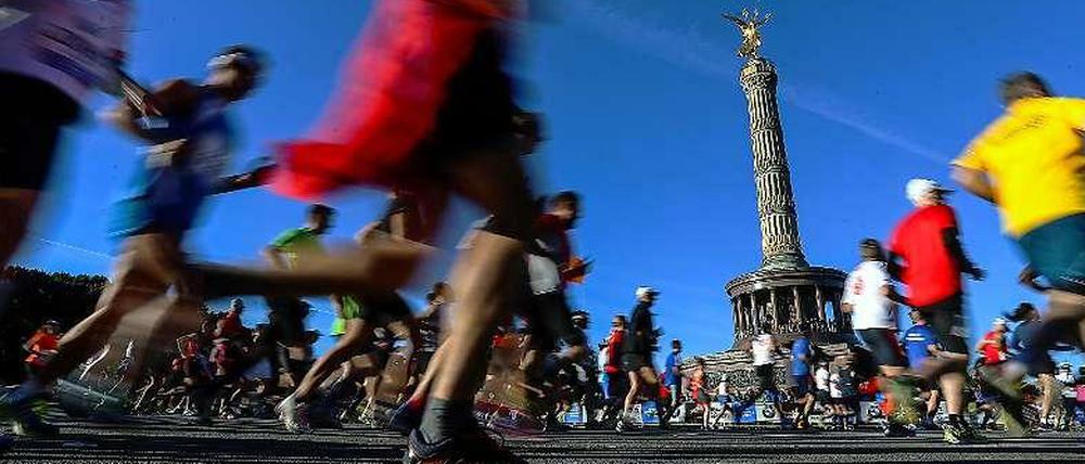 Marathon-Läufer auf der Straße des 17. Juni (Archivbild).